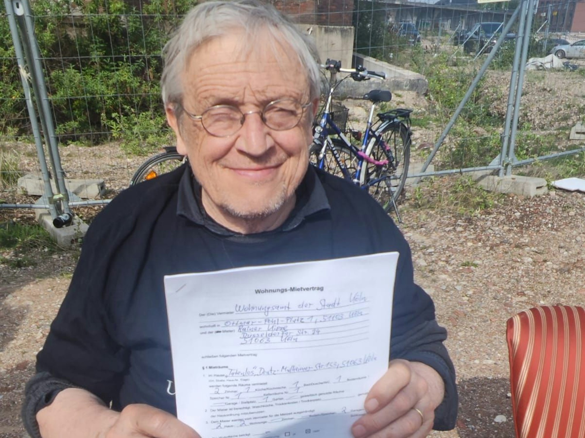 Protest gegen Stillstand, Spekulation und verfehlte Wohnungspolitik in Köln-Deutz – Sozialarbeiter Rainer Kippe mit dem gefakten Mietvertrag.