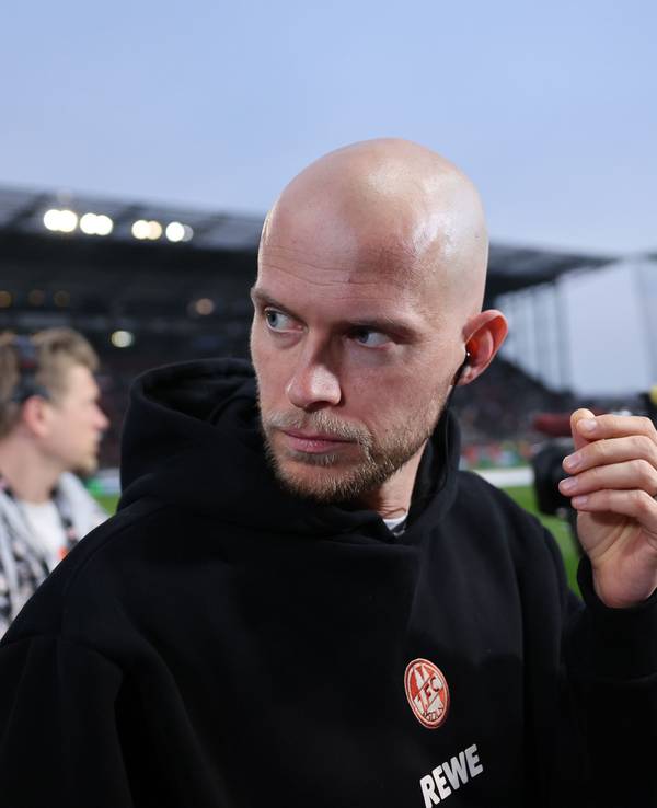 René Wagner (1. FC Köln) betritt das Stadion beim FC St. Pauli.