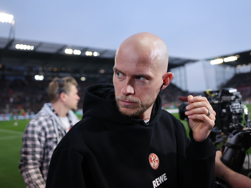 René Wagner (1. FC Köln) betritt das Stadion beim FC St. Pauli.