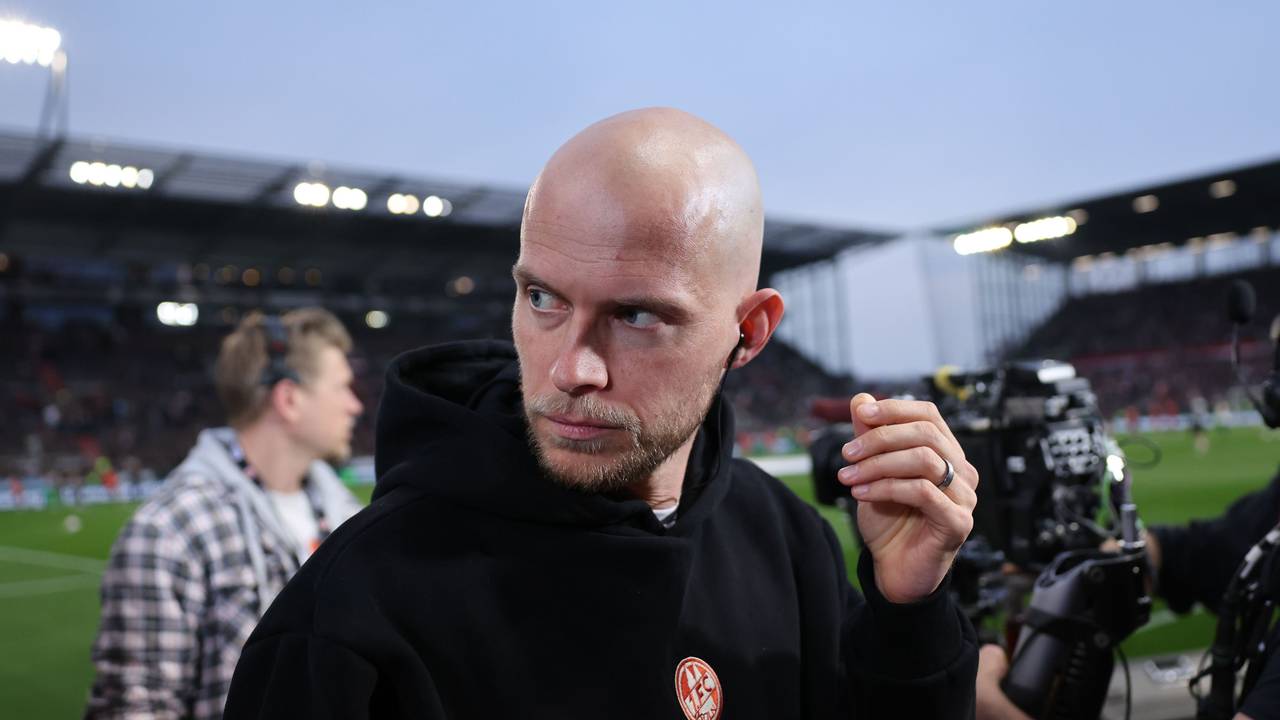 René Wagner (1. FC Köln) betritt das Stadion beim FC St. Pauli.