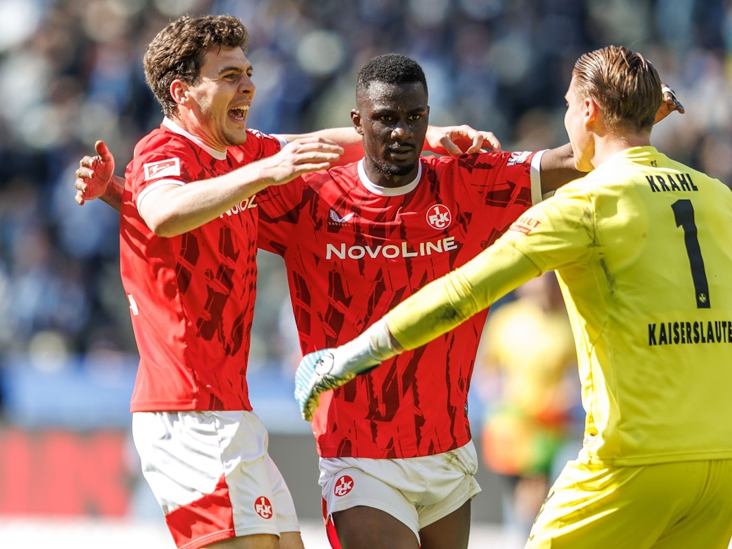 Jacob Rasmussen (l.), Maxwell Gyamfi (M.) und Julian Krahl jubeln gemeinsam.