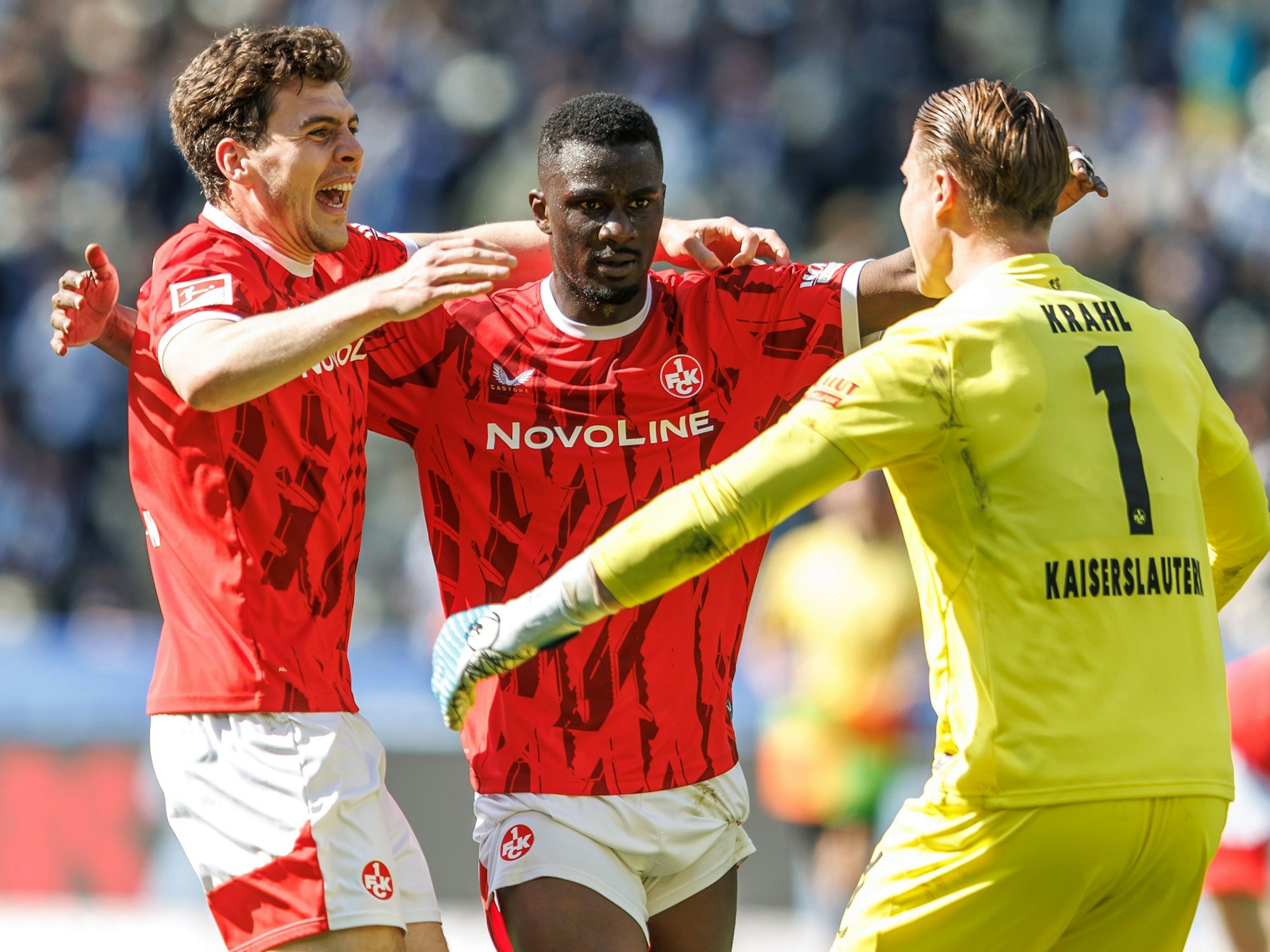 Jacob Rasmussen (l.), Maxwell Gyamfi (M.) und Julian Krahl jubeln gemeinsam.