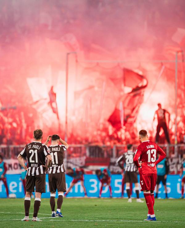 Said El Mala (r.), Lars Ritzka (l.) und Arkadiusz Pyrka schauen zu den Fans.