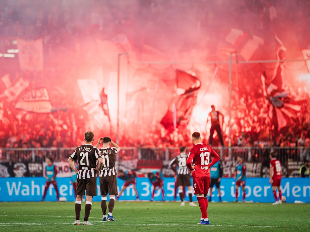 Said El Mala (r.), Lars Ritzka (l.) und Arkadiusz Pyrka schauen zu den Fans.
