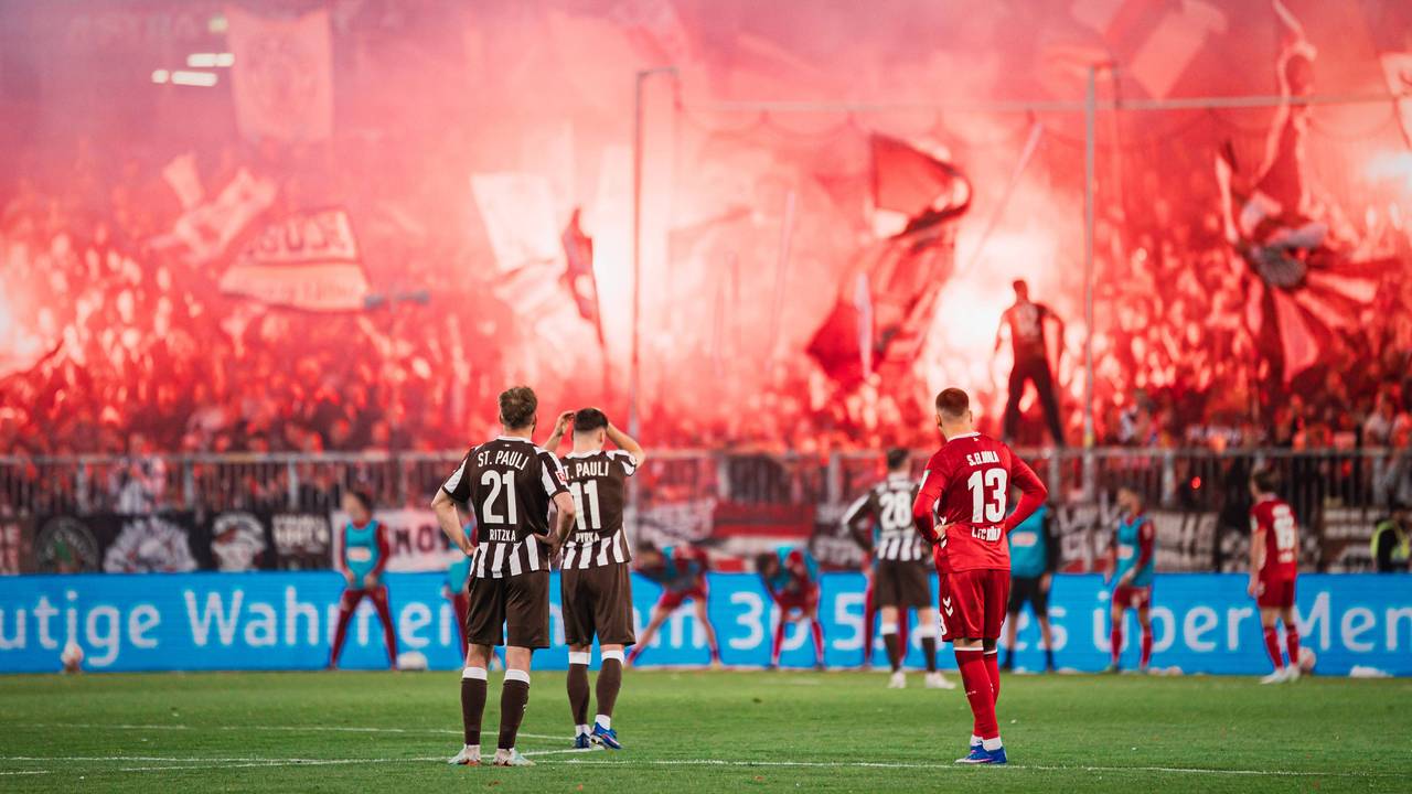 Said El Mala (r.), Lars Ritzka (l.) und Arkadiusz Pyrka schauen zu den Fans.