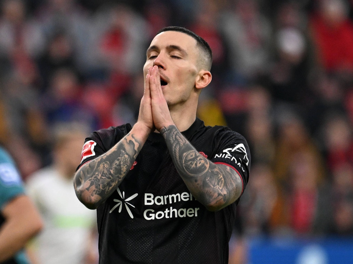 Alejandro Grimaldo hält sich die Hände vor den Mund.