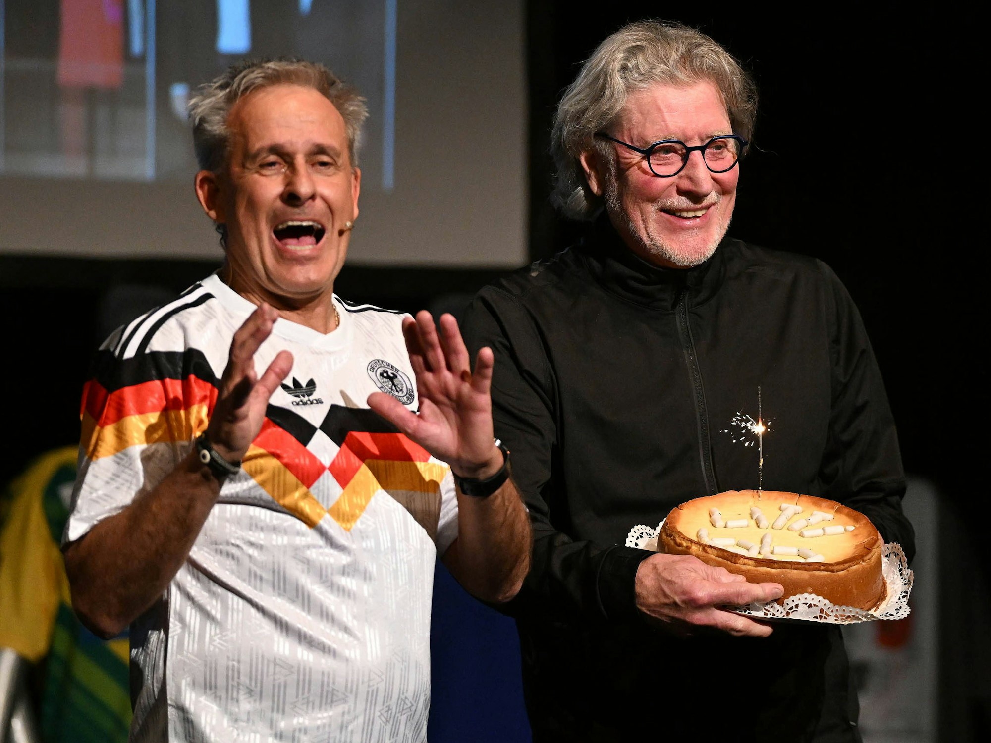 Pierre Littbarski beim Theaterstück in Köln.