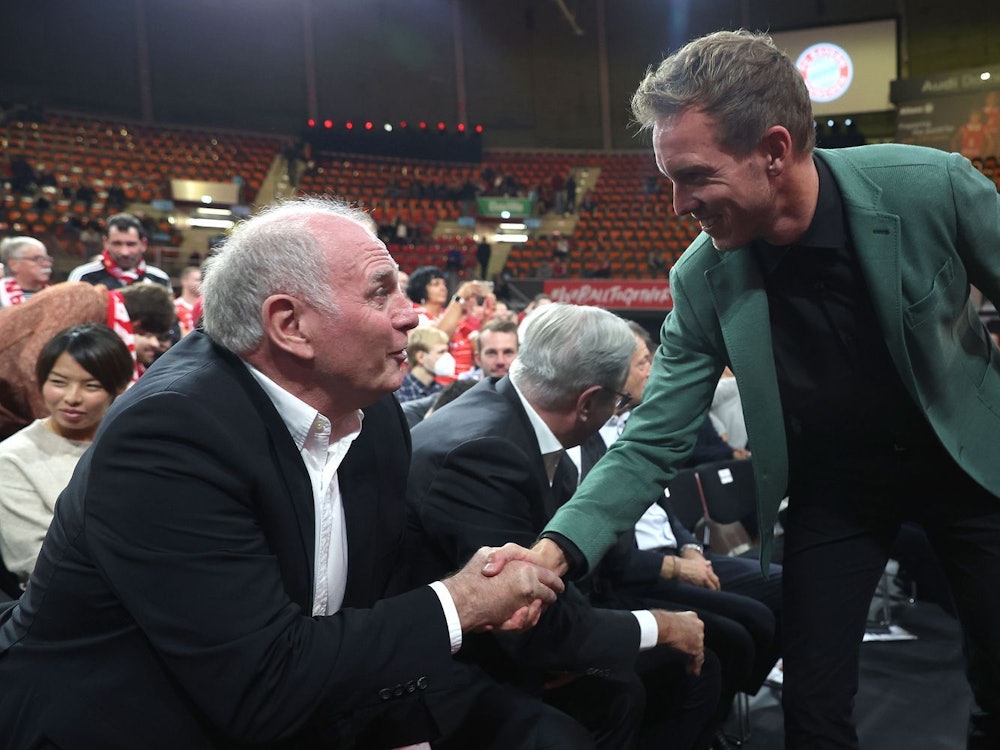 Uli Hoeneß (links) blickt kritisch auf die Arbeit von Julian Nagelsmann als Nationaltrainer. (Bild: 2022 Getty Images/Alexander Hassenstein)