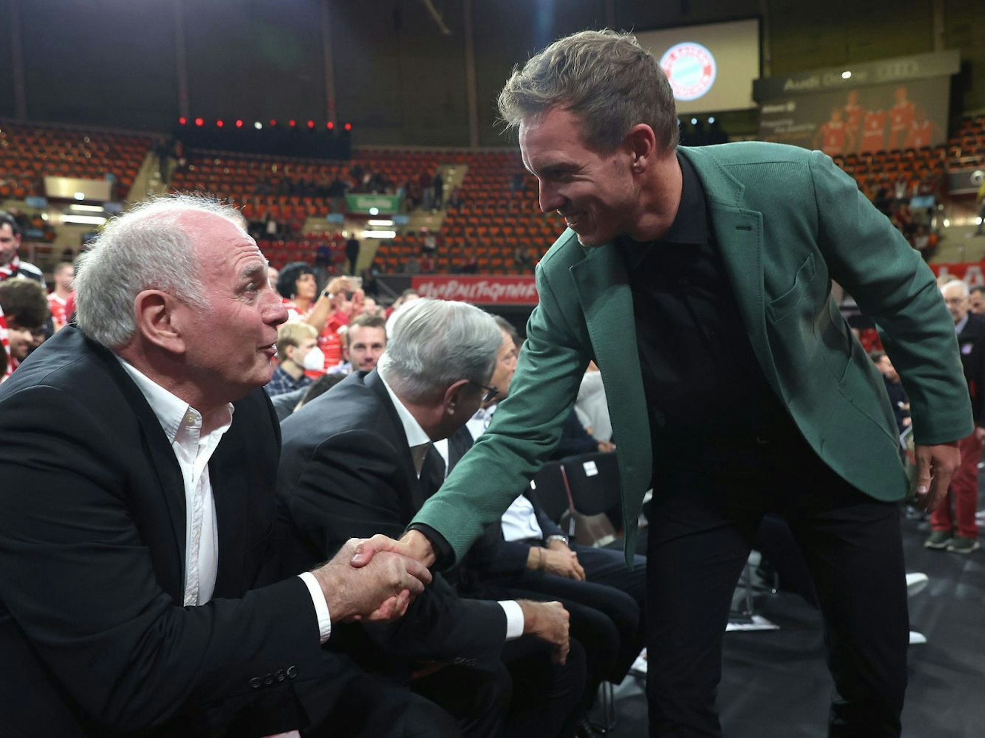 Uli Hoeneß (links) blickt kritisch auf die Arbeit von Julian Nagelsmann als Nationaltrainer. (Bild: 2022 Getty Images/Alexander Hassenstein)