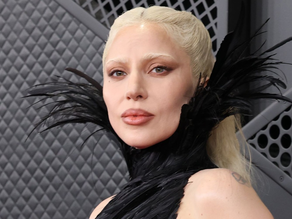 Ist es ein Zeichen von Sparsamkeit oder doch Geiz, wenn reiche Hollywood-Stars wie Sarah Jessica Parker, Kevin Costner oder Lady Gaga (Bild) teure Kleider vom Set mitnehmen oder auf Rabatt-Gutscheine abfahren? (Bild: Amy Sussman/Getty Images)