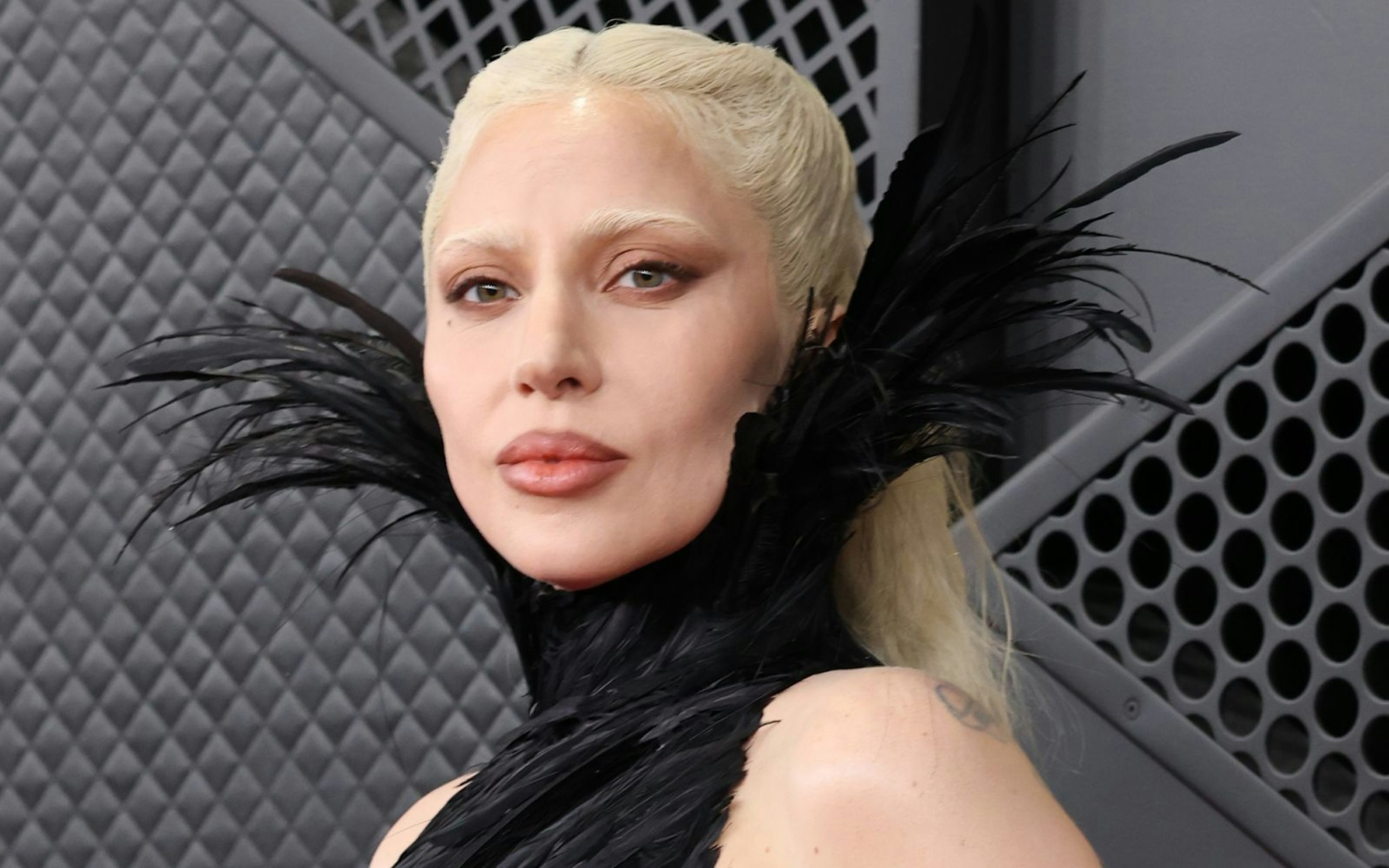 Ist es ein Zeichen von Sparsamkeit oder doch Geiz, wenn reiche Hollywood-Stars wie Sarah Jessica Parker, Kevin Costner oder Lady Gaga (Bild) teure Kleider vom Set mitnehmen oder auf Rabatt-Gutscheine abfahren? (Bild: Amy Sussman/Getty Images)