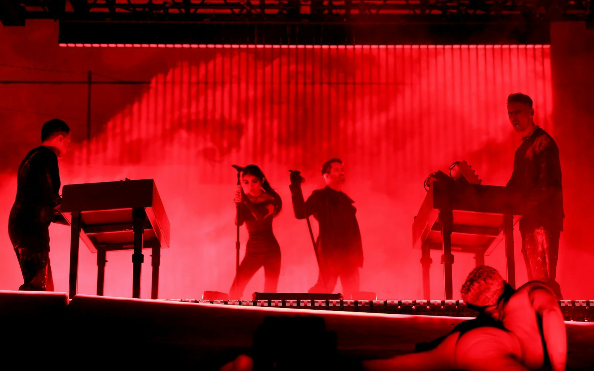 Spannendes Kollabo-Projekt: Die Nine Inch Nails um Trent Reznor (dritter von links) haben ein gemeinsames Album mit Boys Noize (rechts) aufgenommen. (Bild: Getty Images/Matt Winkelmeyer)