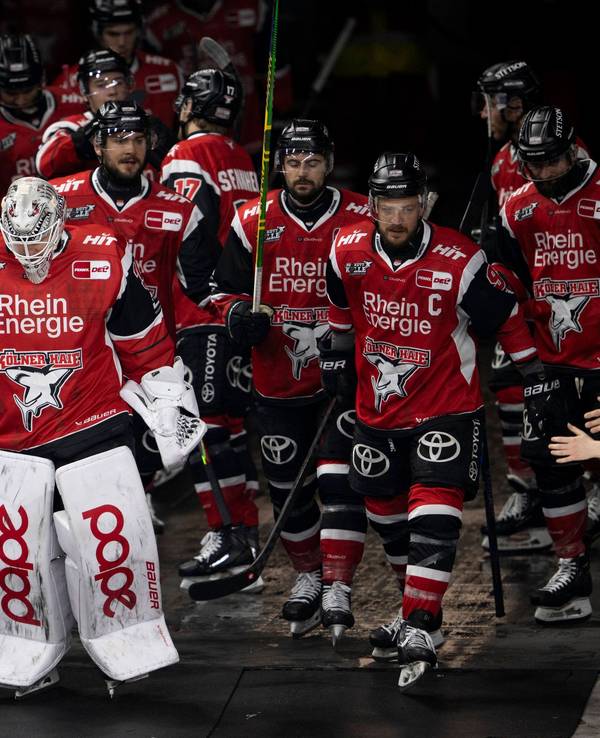 Die Kölner Haie formieren sich, kurz bevor es aufs Eis geht.