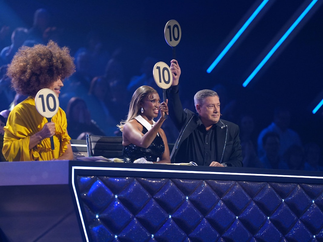 Jorge González, Motsi Mabuse und Joachim Llambi (v.l.) vergaben Höchstnoten für Anna-Carina Woitschack und Evgeny Vinokurov.