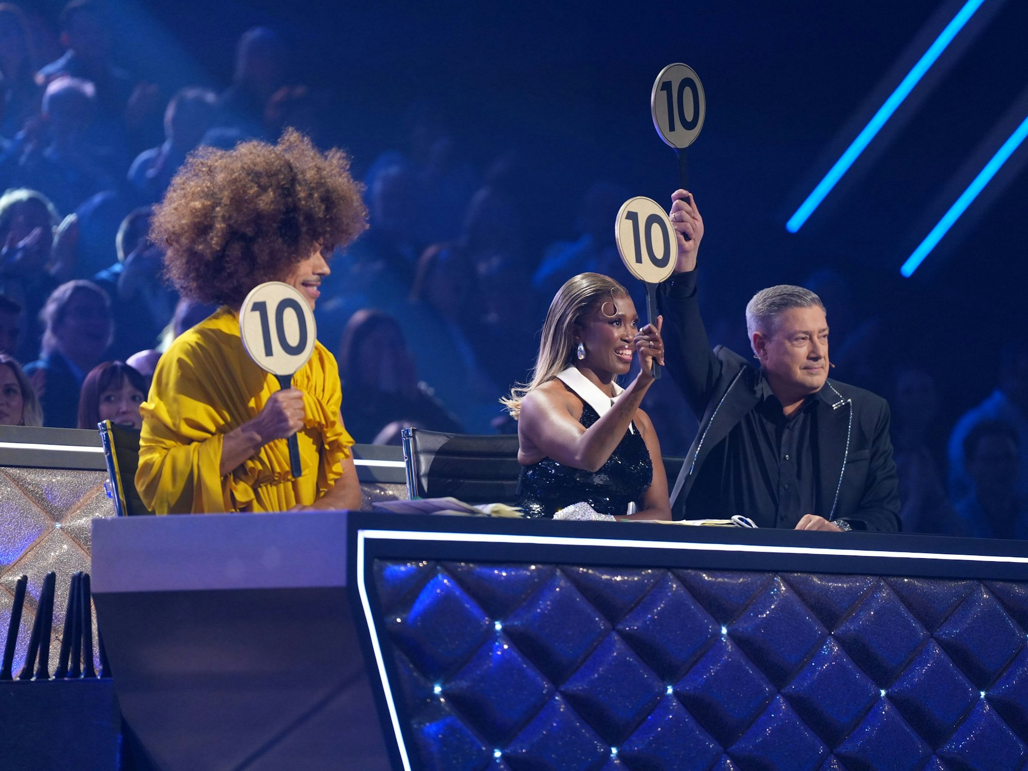 Jorge González, Motsi Mabuse und Joachim Llambi (v.l.) vergaben Höchstnoten für Anna-Carina Woitschack und Evgeny Vinokurov.