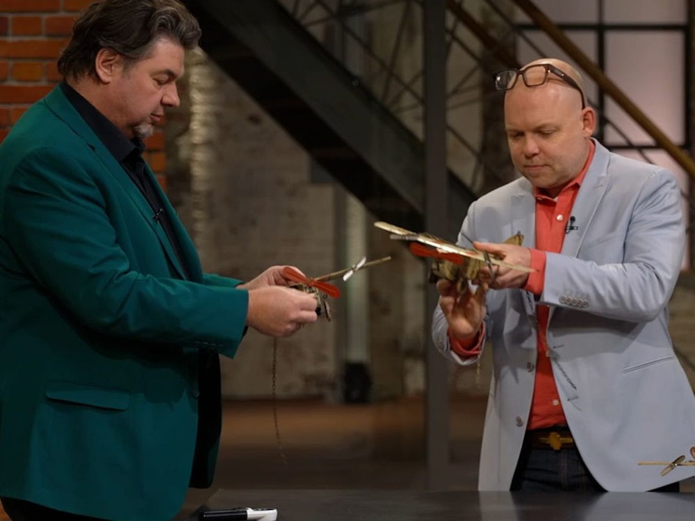 Vier Blechspielzeug-Flugzeuge aus den 1920er-Jahren begeisterten am Freitag nicht nur die „Bares für Rares“-Händler Daniel Meyer (links) und Benjamin Leo Leo (rechts). (Bild: ZDF)