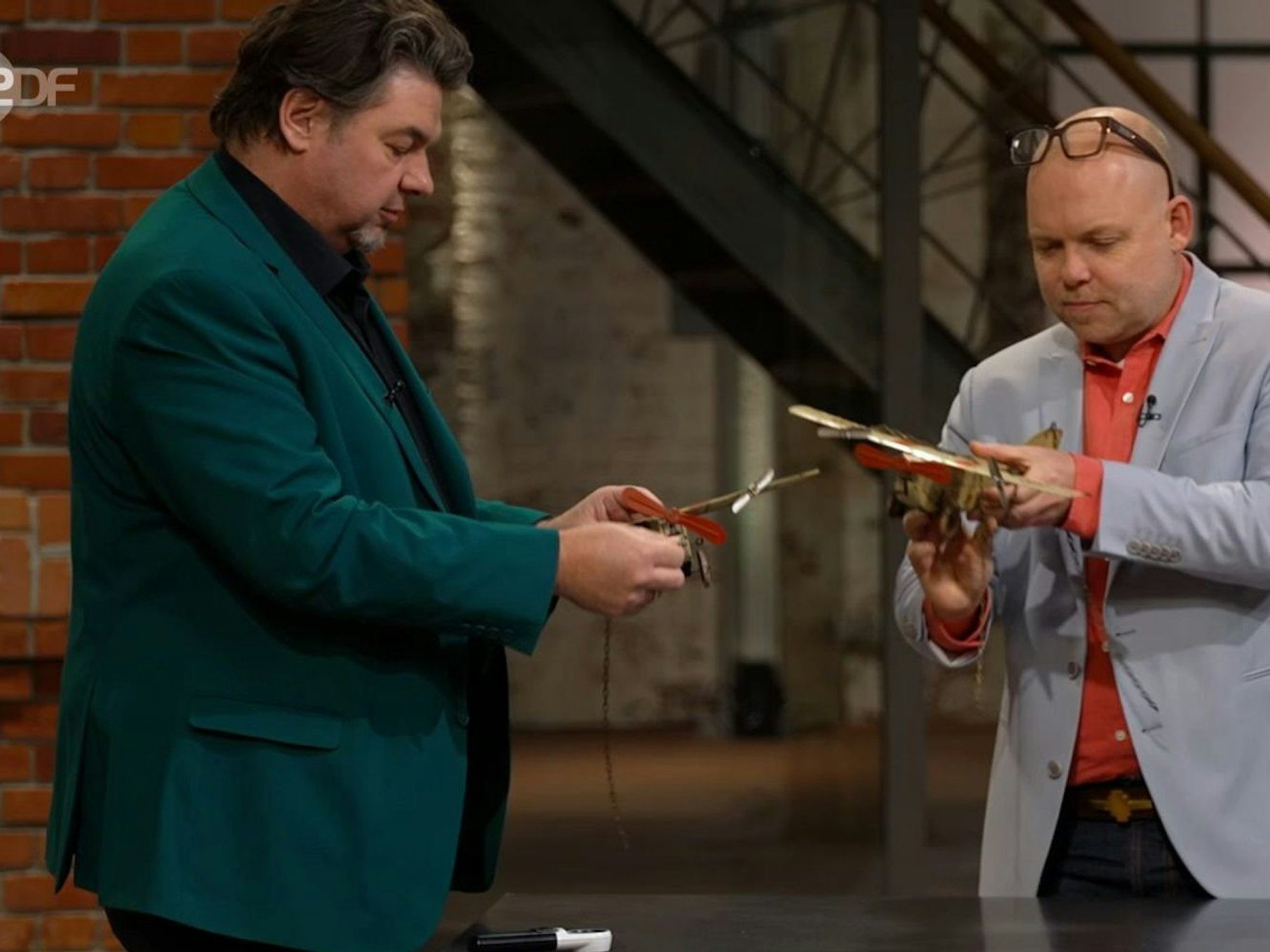 Vier Blechspielzeug-Flugzeuge aus den 1920er-Jahren begeisterten am Freitag nicht nur die „Bares für Rares“-Händler Daniel Meyer (links) und Benjamin Leo Leo (rechts). (Bild: ZDF)