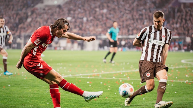 Jakub Kaminski mit einem Schussversuch im Spiel gegen Pauli.