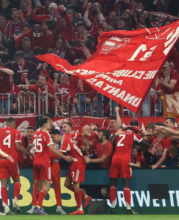 Die Spieler des FC Bayern jubelten nach einem Tor gegen Real Madrid mit den Fans.