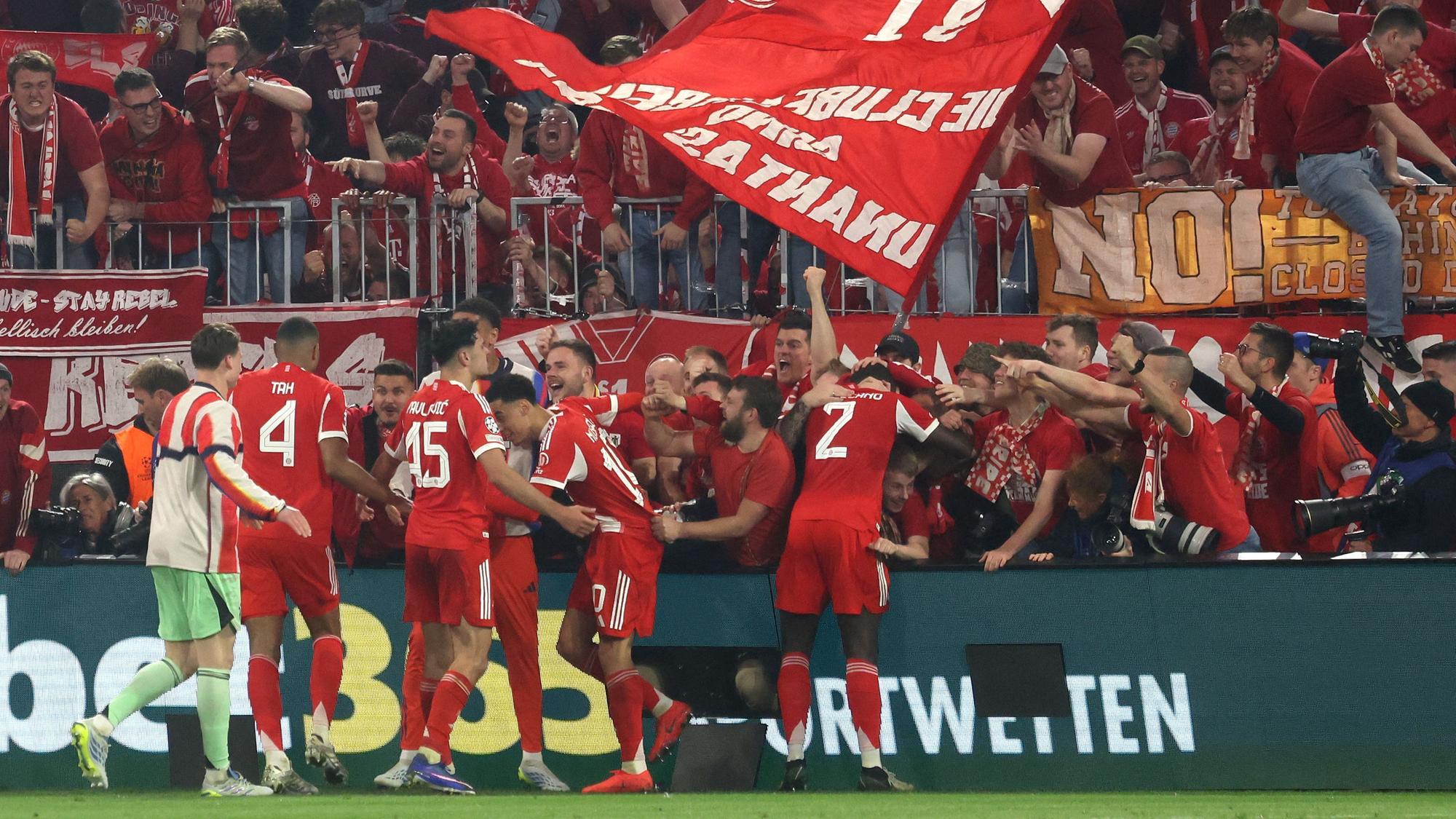 Die Spieler des FC Bayern jubelten nach einem Tor gegen Real Madrid mit den Fans.