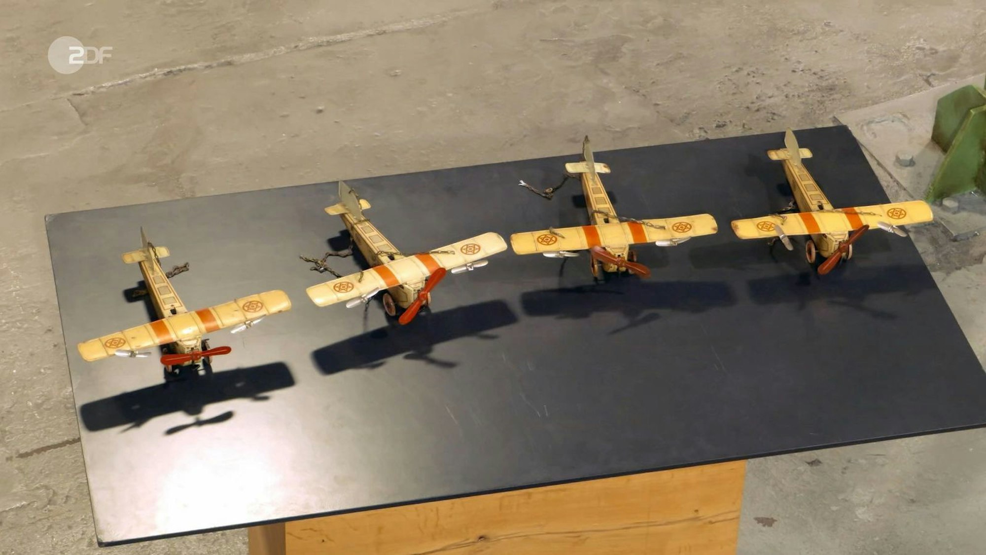 Der Verkäufer wünschte sich 250 bis 300 Euro, Experte Detlev Kümmel hielt trotz Beschädigungen 720 bis 800 Euro für möglich. (Bild: ZDF)