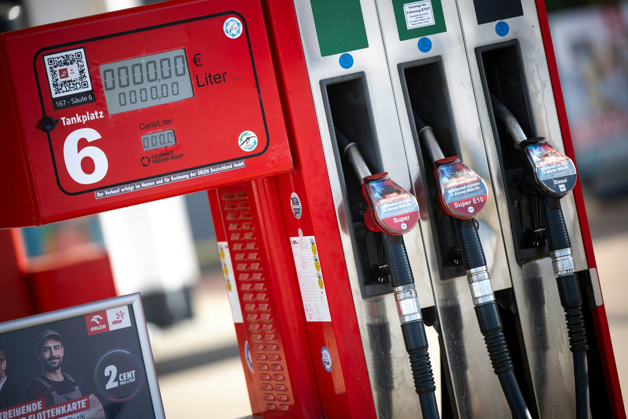 Im Netz kursieren Gerüchte, Tankstellen würden gepanschten Sprit verkaufen.