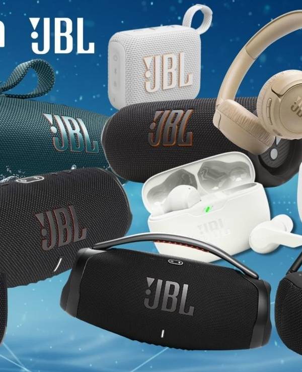 JBL Bluetooth Lautsprecher, Boxen, Bluetooth-Kopfhörer wie PartyBox 120, JBL Go 4, JBL Flip 7, JBL Tuner 3, JBL Charge 6, JBL Tune 680 NC oder die JBL Wave Buds 2 vor einem blauen Designhintergrund.