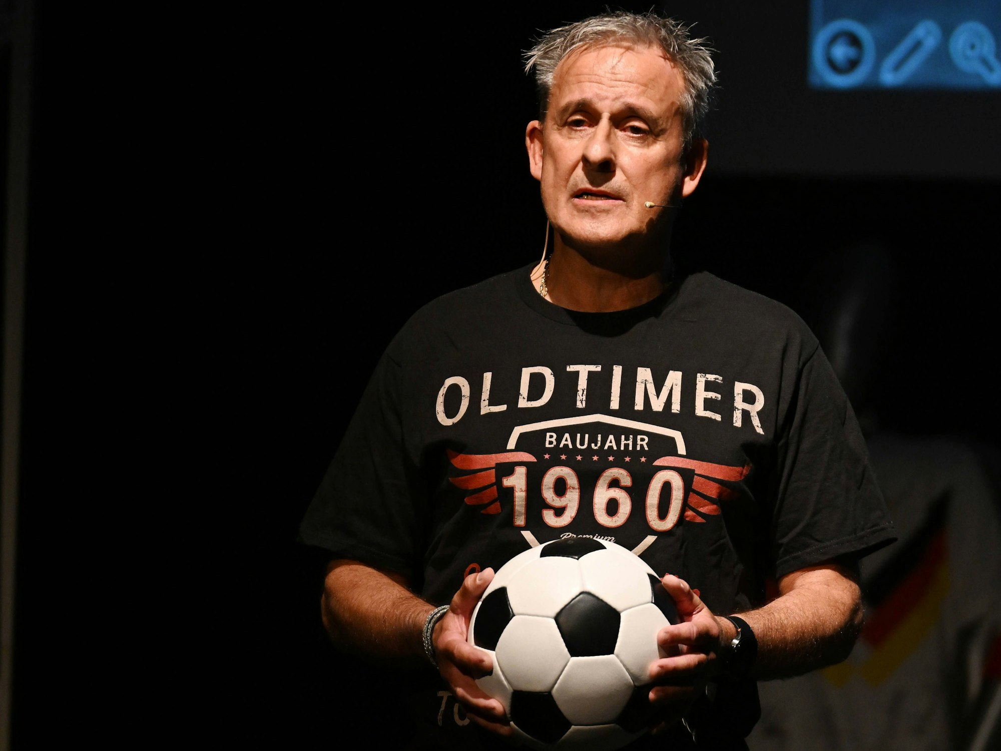 Pierre Littbarski beim Theaterstück in Köln.