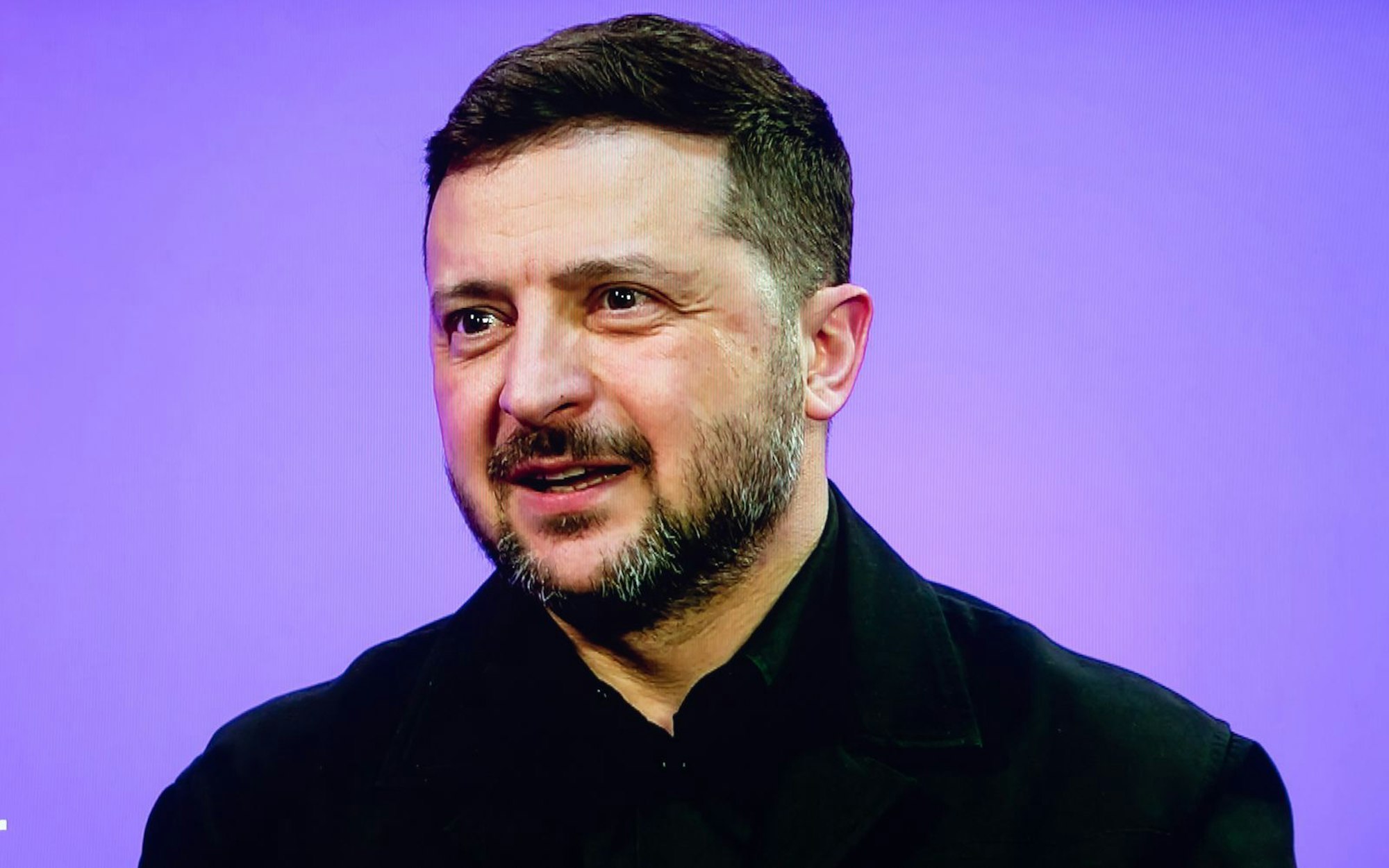 „Um ehrlich zu sein, macht Deutschland tatsächlich mehr als alle anderen.“ - In einem vorab veröffentlichten Interview mit Maybrit Illner hob Wolodymyr Selenskyj Deutschland als den größten strategischen Partner in Europa hervor. (Bild: ZDF/Jule Roehr )