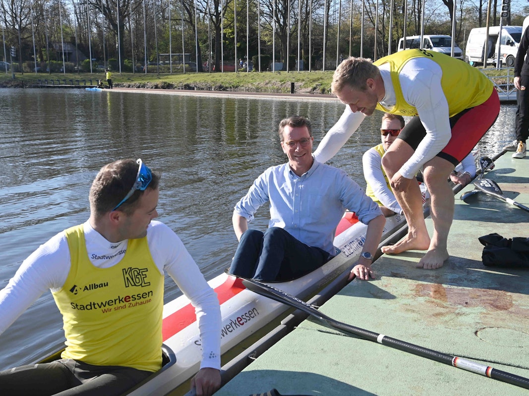 Ein Plakat mit dem Schriftzug „Ja“ wirbt an der Fassade der Lanxess-Arena für Olympische und Paralympische Spiele in Köln und der Region.