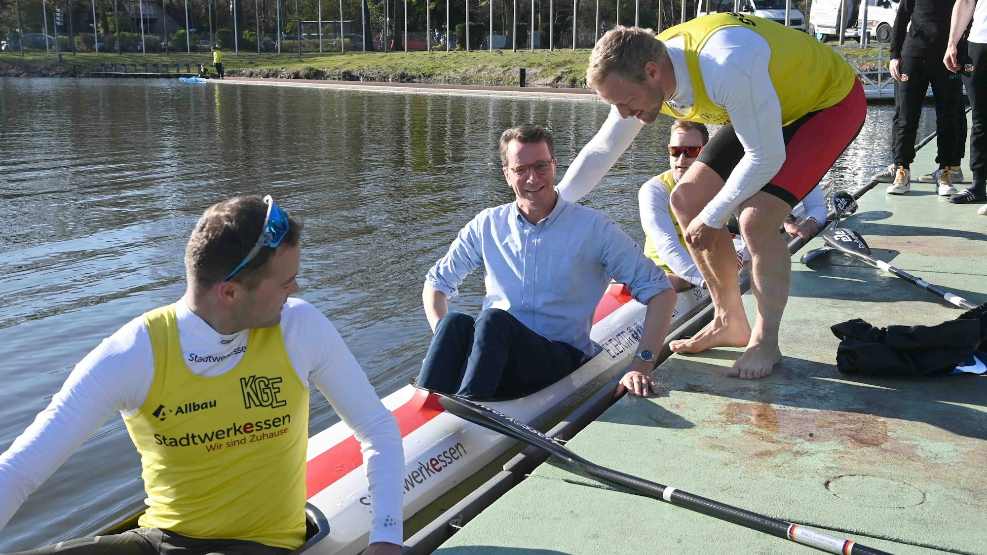 Ein Plakat mit dem Schriftzug „Ja“ wirbt an der Fassade der Lanxess-Arena für Olympische und Paralympische Spiele in Köln und der Region.