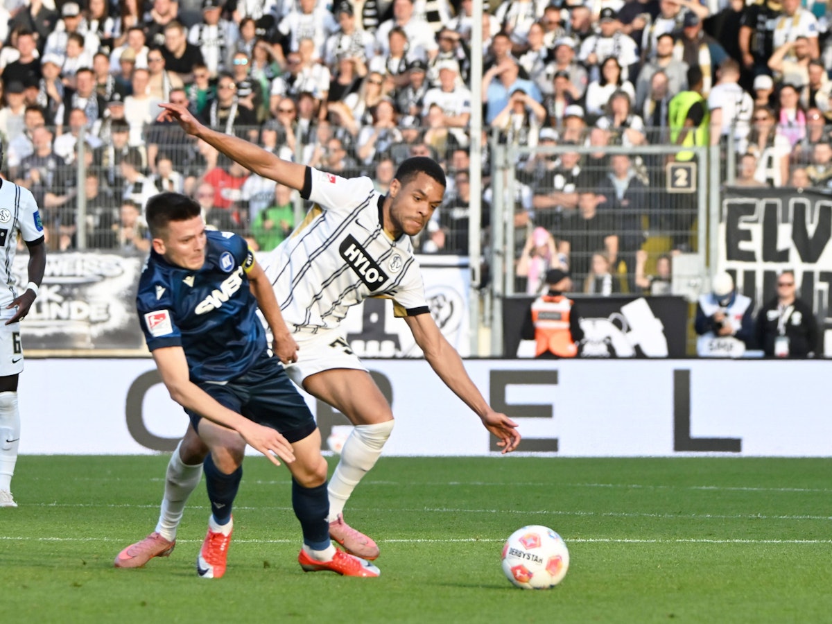 Marvin Wanitzek (l.) und Jan Gyamerah beim Spiel des Karlsruher SC gegen die SV Elversberg.