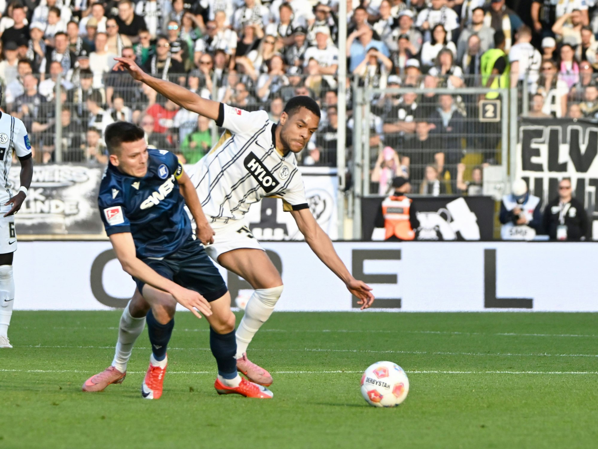 Marvin Wanitzek (l.) und Jan Gyamerah beim Spiel des Karlsruher SC gegen die SV Elversberg.