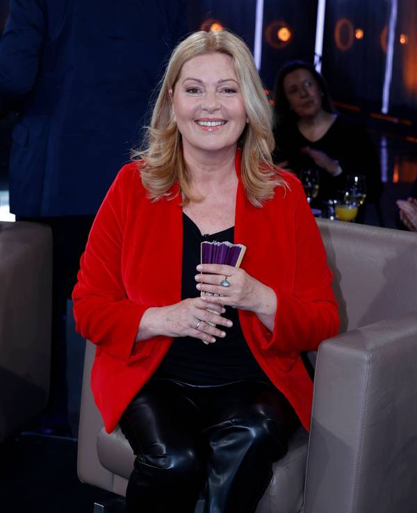Schauspielerin Karin Thaler lacht am 26. März 2026 in die Kamera