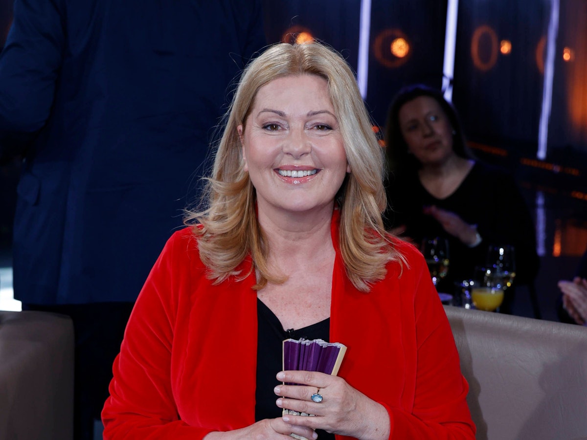 Schauspielerin Karin Thaler lacht am 26. März 2026 in die Kamera