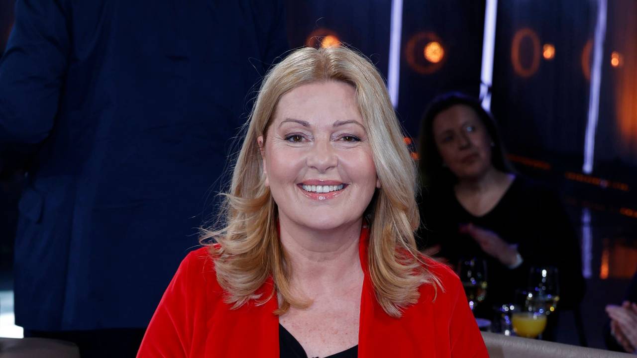 Schauspielerin Karin Thaler lacht am 26. März 2026 in die Kamera