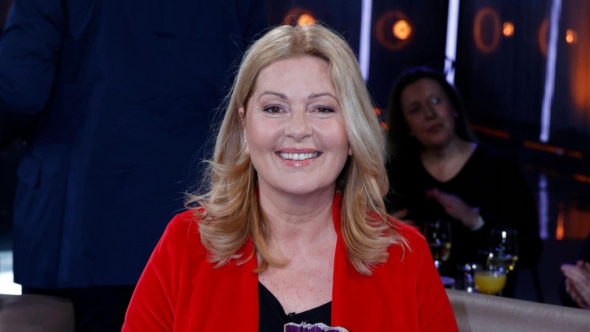 Schauspielerin Karin Thaler lacht am 26. März 2026 in die Kamera