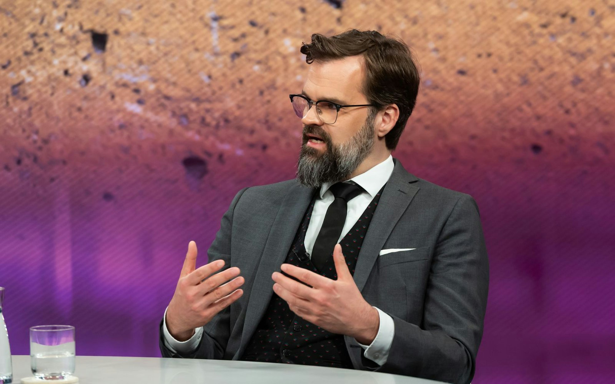 Sicherheitsexperte Frank Sauer bewunderte die Innovationskraft der Ukraine: Das Land sei inzwischen in der Lage, „neue Waffensysteme aus dem Nichts zu schaffen“. (Bild: ZDF/Jule Roehr )