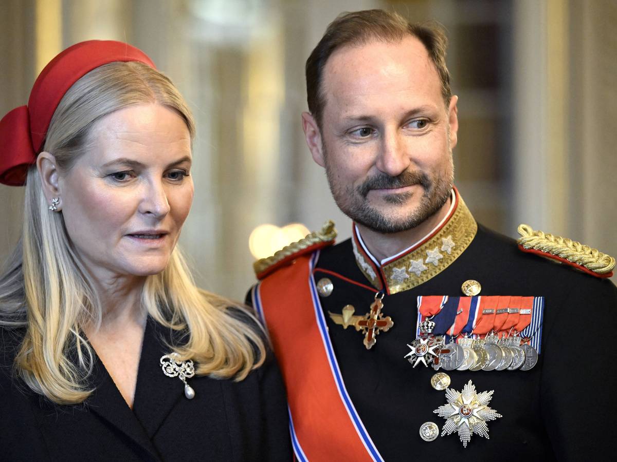 Prinzessin Mette-Marit und Prinz Haakon von Norwegen posieren.