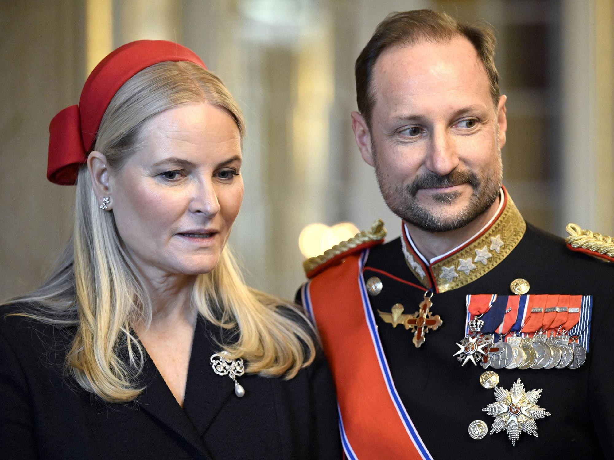 Prinzessin Mette-Marit und Prinz Haakon von Norwegen posieren.