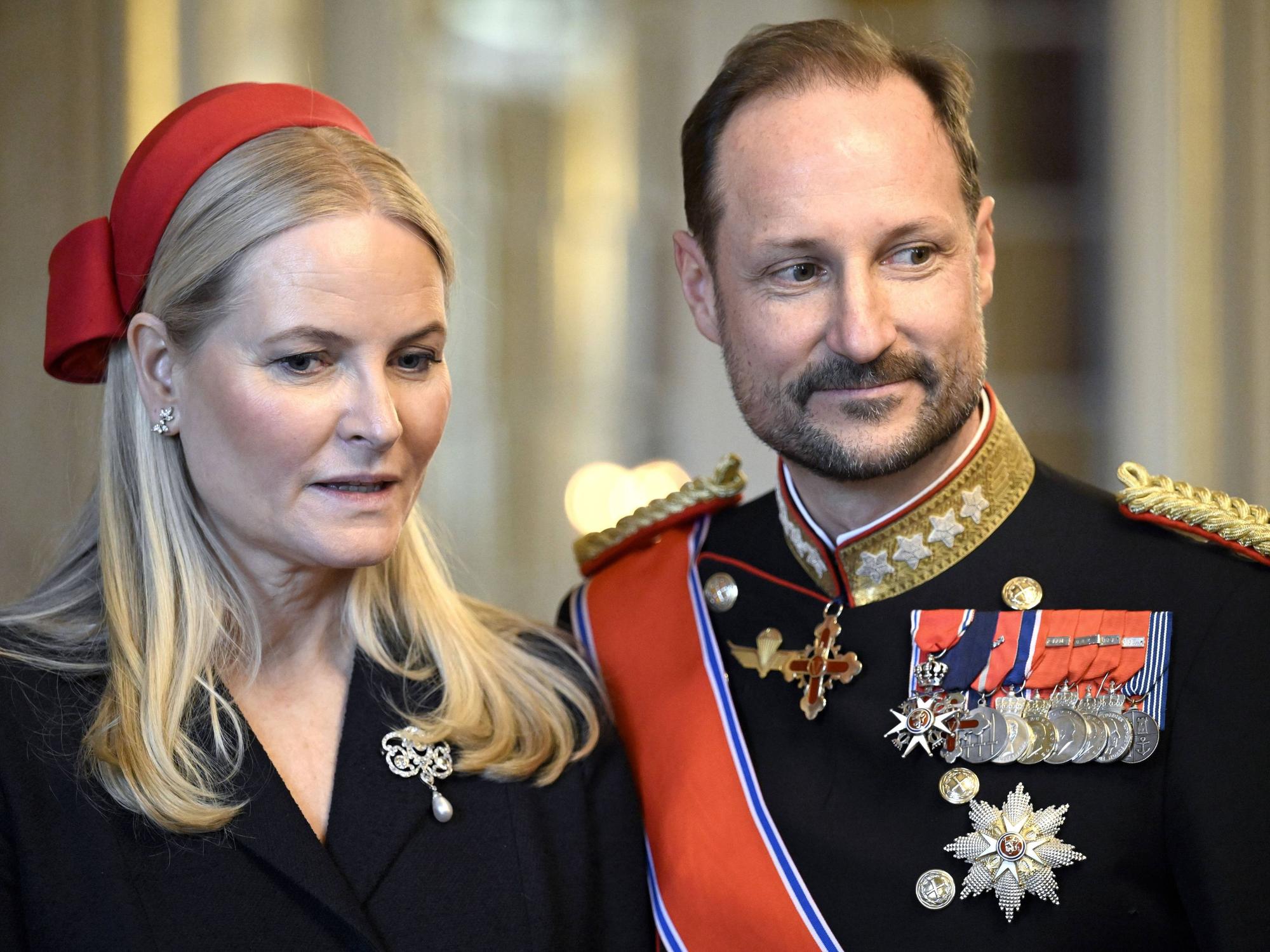 Prinzessin Mette-Marit und Prinz Haakon von Norwegen posieren.