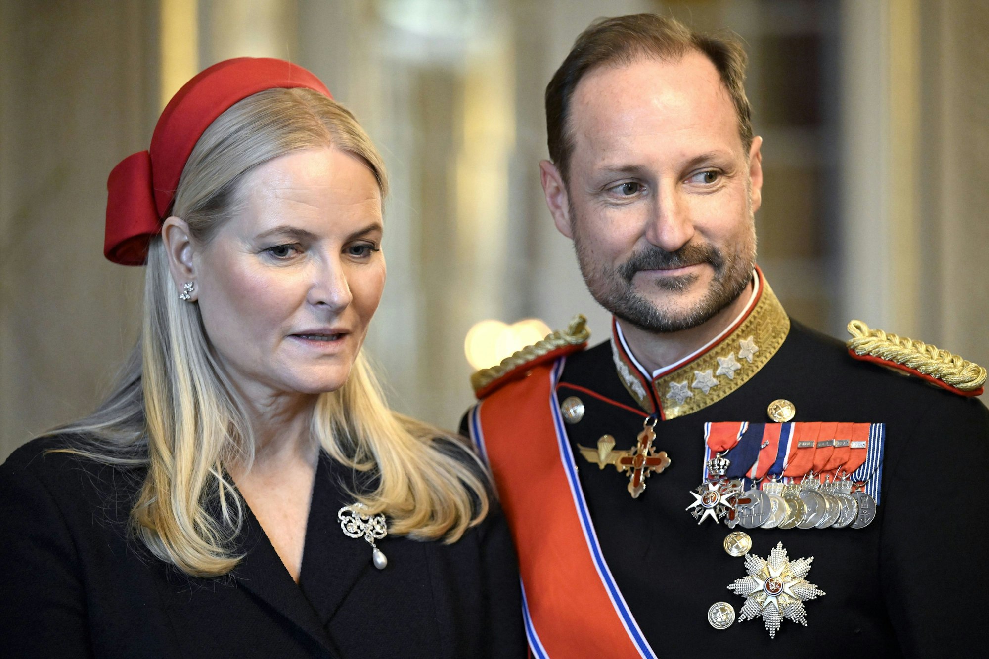 Prinzessin Mette-Marit und Prinz Haakon von Norwegen posieren.