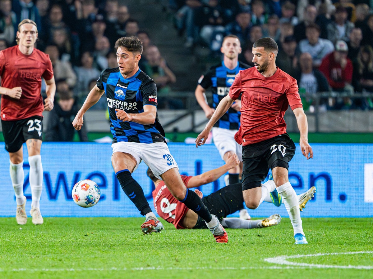 Stefano Marino (l.) vom SC Paderborn im Zweikampf mit Waniss Taibi von Hannover 96