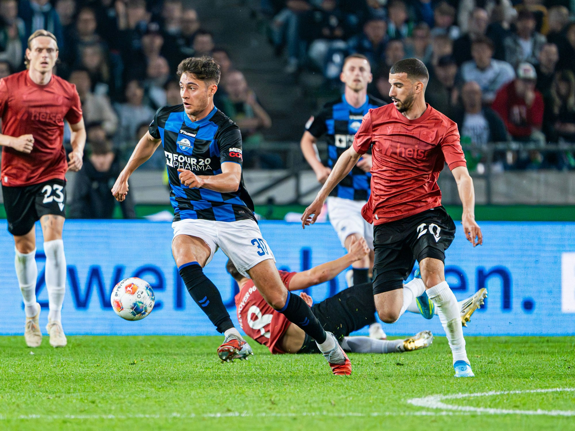 Stefano Marino (l.) vom SC Paderborn im Zweikampf mit Waniss Taibi von Hannover 96