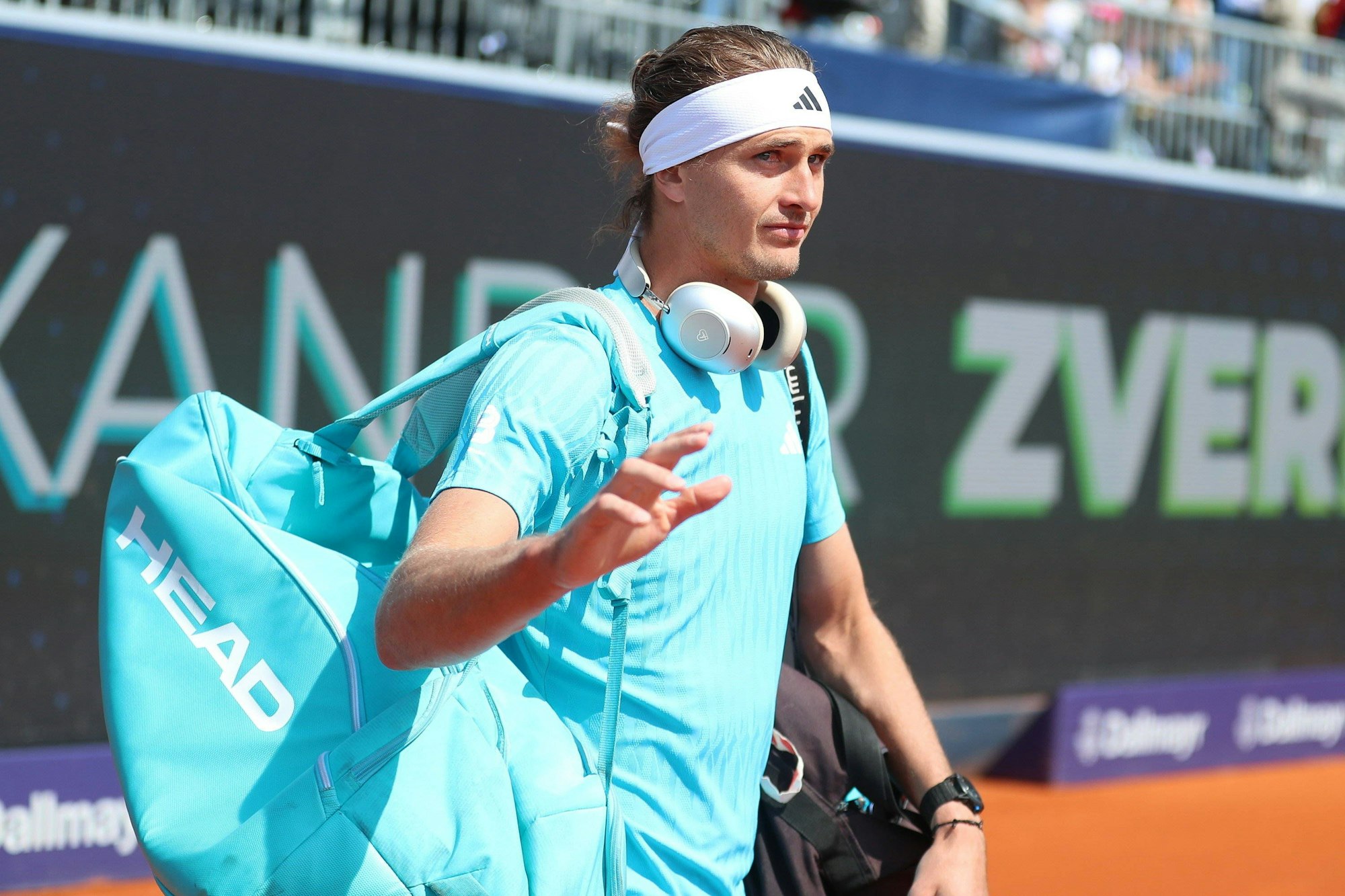 Alexander Zverev winkt seinen Fans zu.