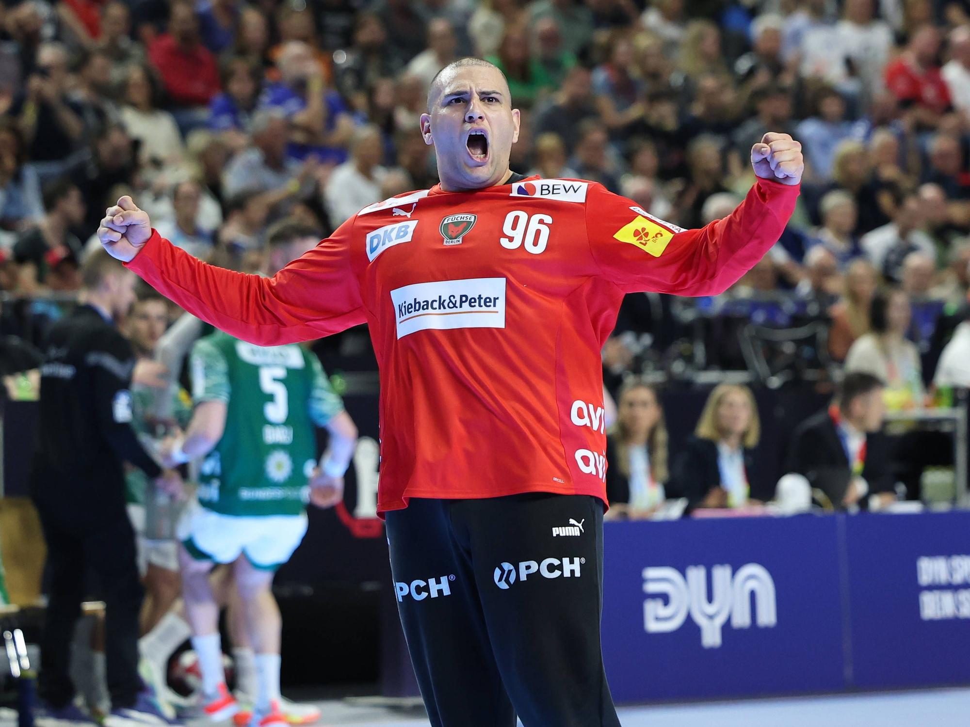 Torwart Dejan Milosavljev jubelt nach einer Parade.