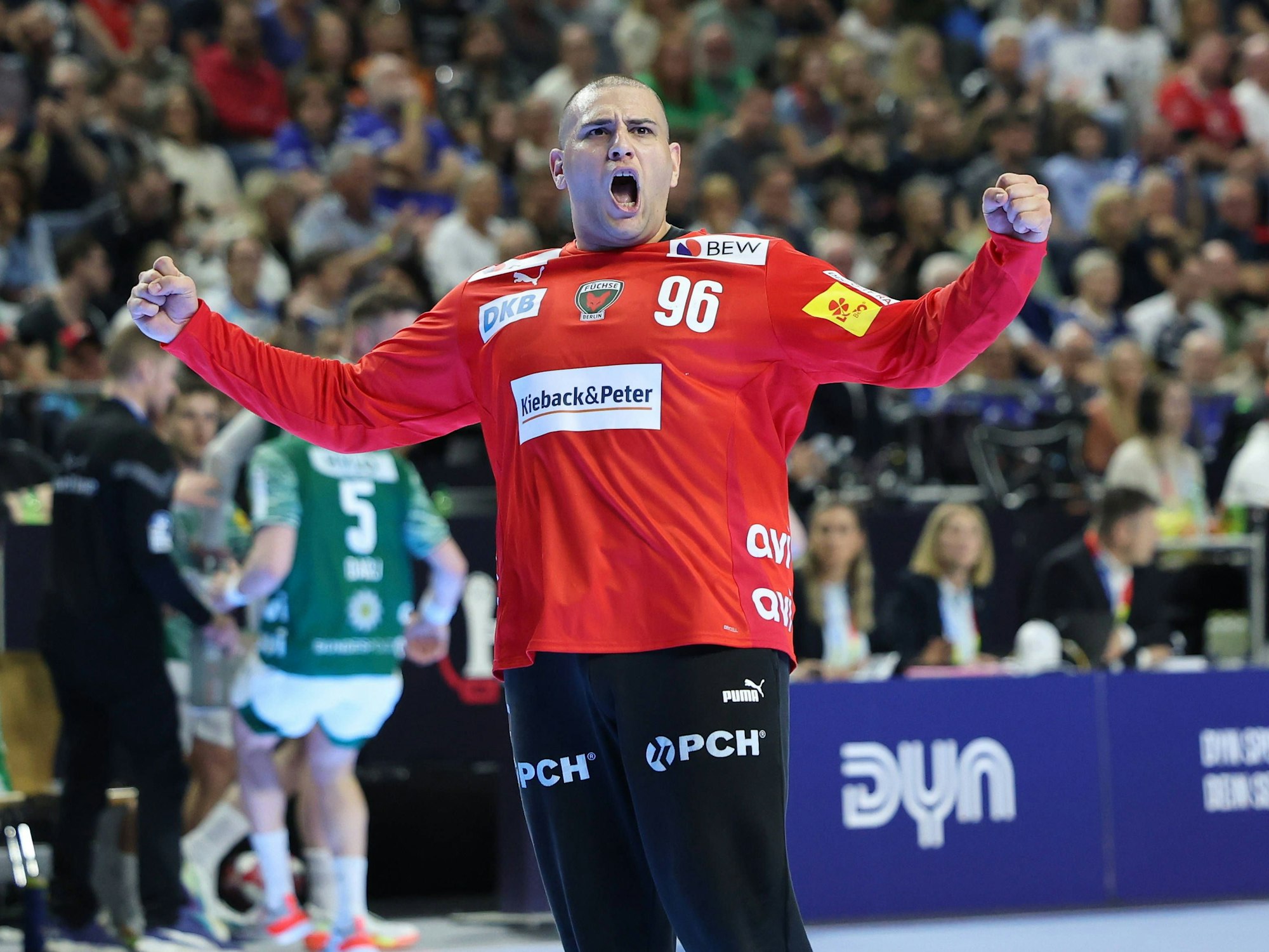 Torwart Dejan Milosavljev jubelt nach einer Parade.