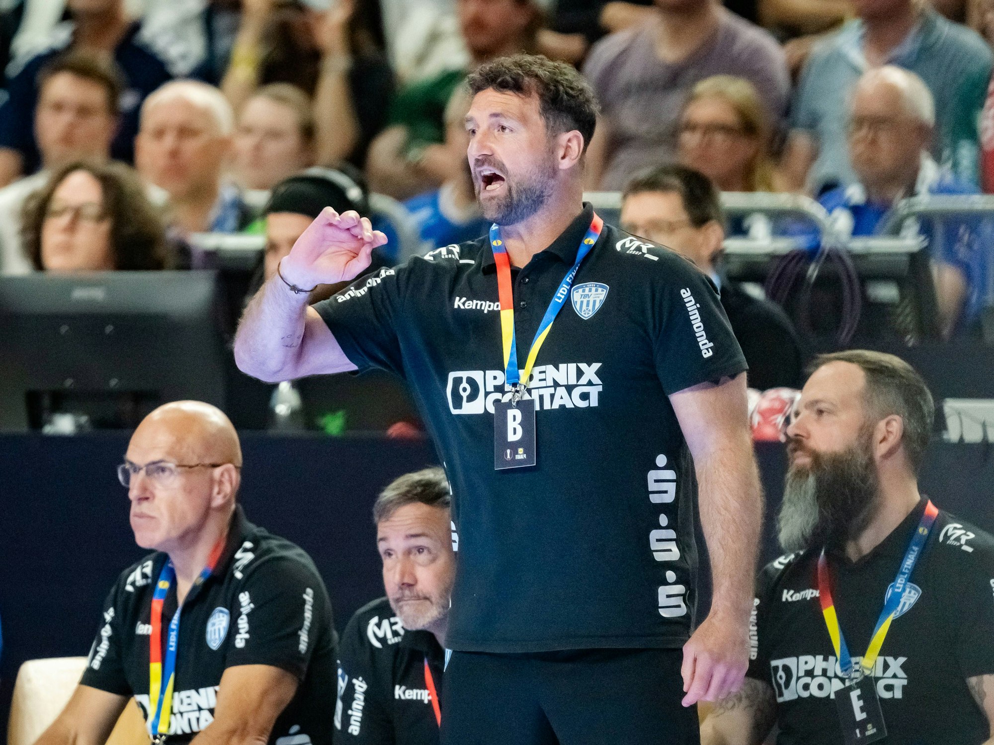 Florian Kehrmann steht an der Seitenlinie.