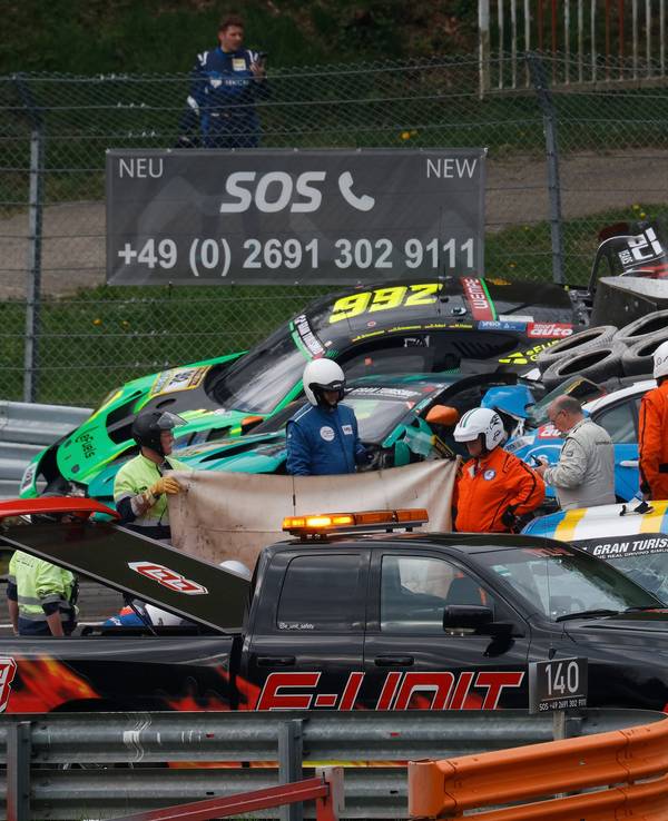 Nach einem heftigen Crash wurde das rennen am Nürburgring gestoppt.