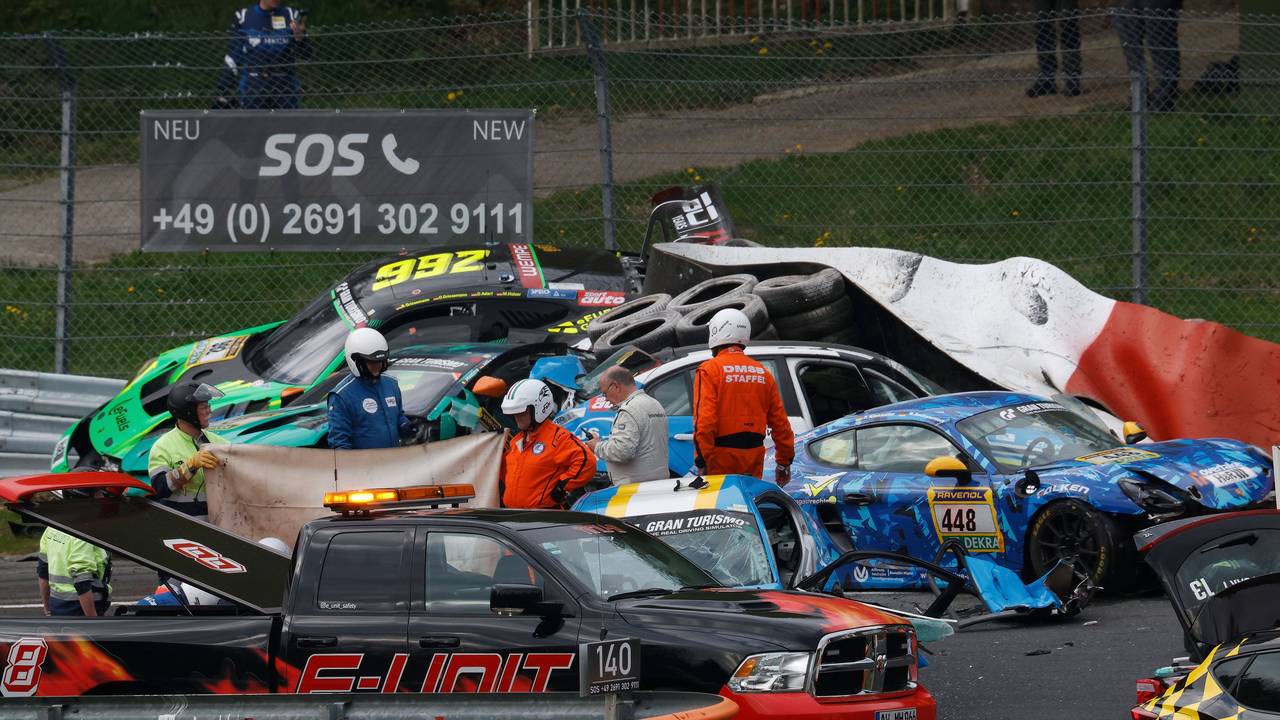 Nach einem heftigen Crash wurde das rennen am Nürburgring gestoppt.